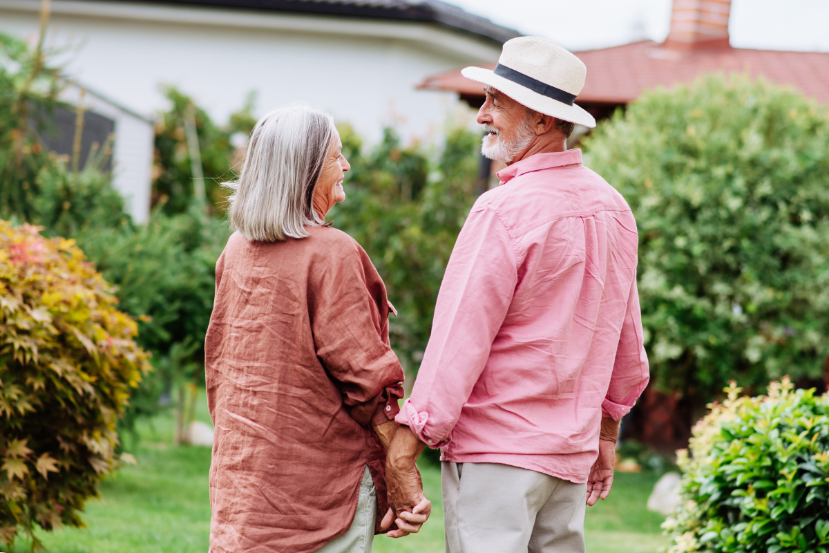 pareja-de-ancianos-cogidos-de-la-mano-en-el-jardin